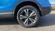 Nissan Qashqai 1.3 DiG-T N-Connecta 5dr [Glass Roof Pack] Petrol Hatchback